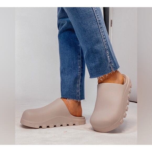 Free People Movement Women's Gray Halftime Mules Clogs Shoes Size 11 Beach Pool - Picture 1 of 10